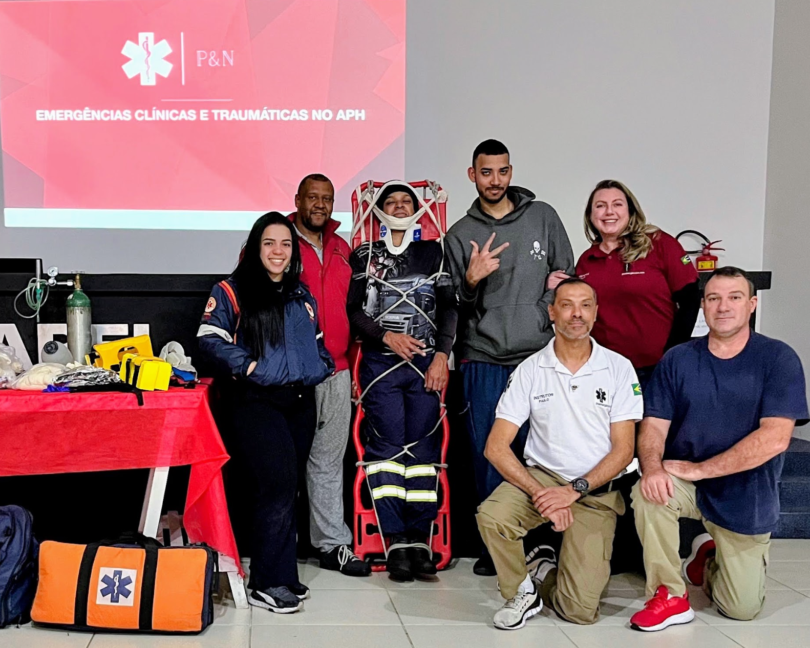Turma P&N em treinamento de emergências clínicas e traumáticas no APH